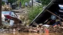 Warga melewati daerah yang rusak akibat banjir bandang di Ibu Kota Skopje, Makedonia, Minggu (7/8). Pemerintah menyatakan keadaan darurat sehari setelah setidaknya 21 orang tewas dalam banjir bandang yang disebabkan badai. (Robert ATANASOVSKI/AFP)