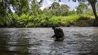 Tim survei Mahasiswa Pencinta Alam Universitas Indonesia (Mapala UI) sedang menyusuri Sungai Serawai dari Desa Rantau Malam untuk mencari titik pasti awal pendakian netral karbon dalam BAKA-RAYA PROJECT. (dok. Mapala UI)