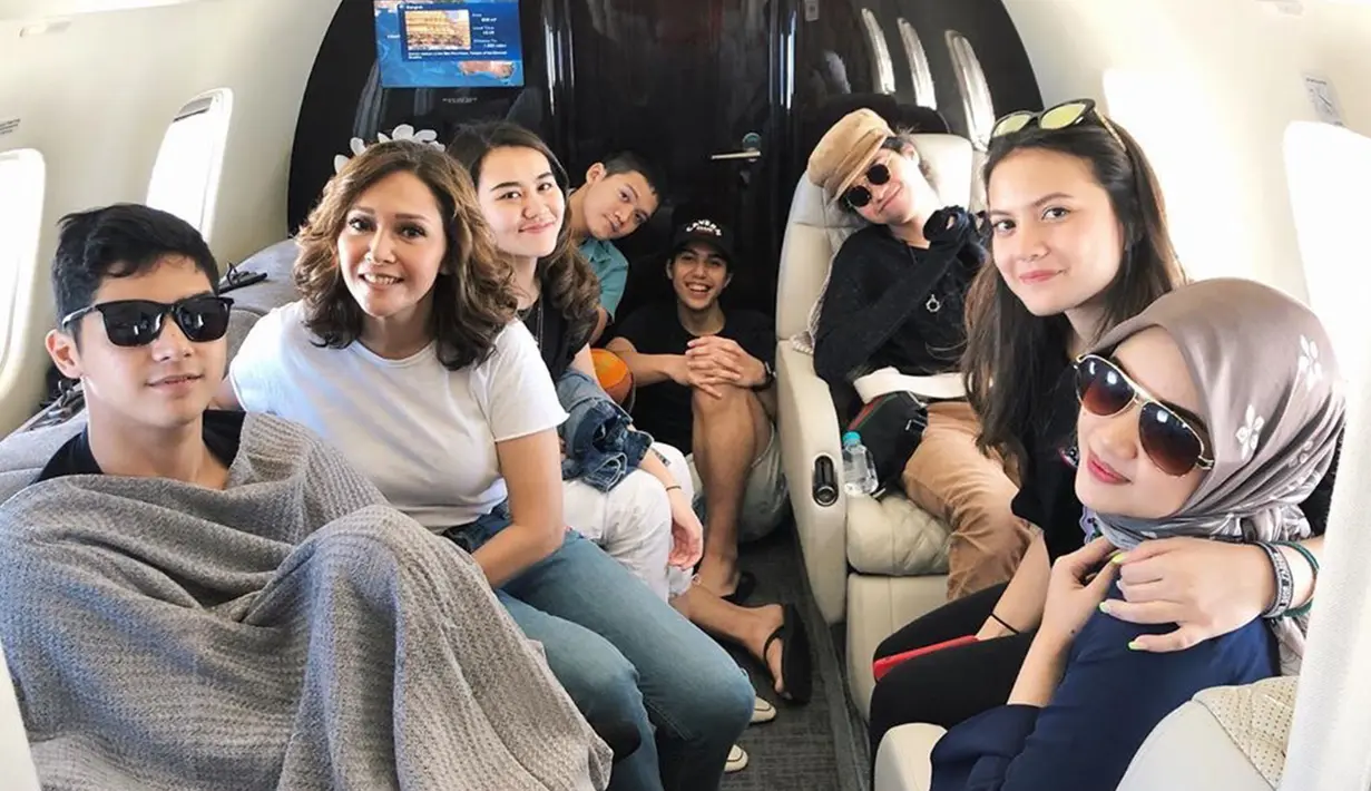 Selain Marsha Aruan dan Aaliyah Massaid, ponakan Maia, Diandra Marsha juga hampir selalu terlihat ketika sedang berlibur bersama. Seperti saat mereka berada di dalam 1 pesawat. (Liputan6.com/IG/@diandramarsha)