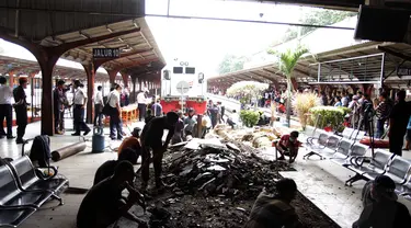 PT KAI langsung melakukan perbaikan tempat tunggu penumpang yang rusak dihantam lokomotif di Stasiun Kota, Jakarta (26/12/2014). (Liputan6.com/Faizal Fanani)