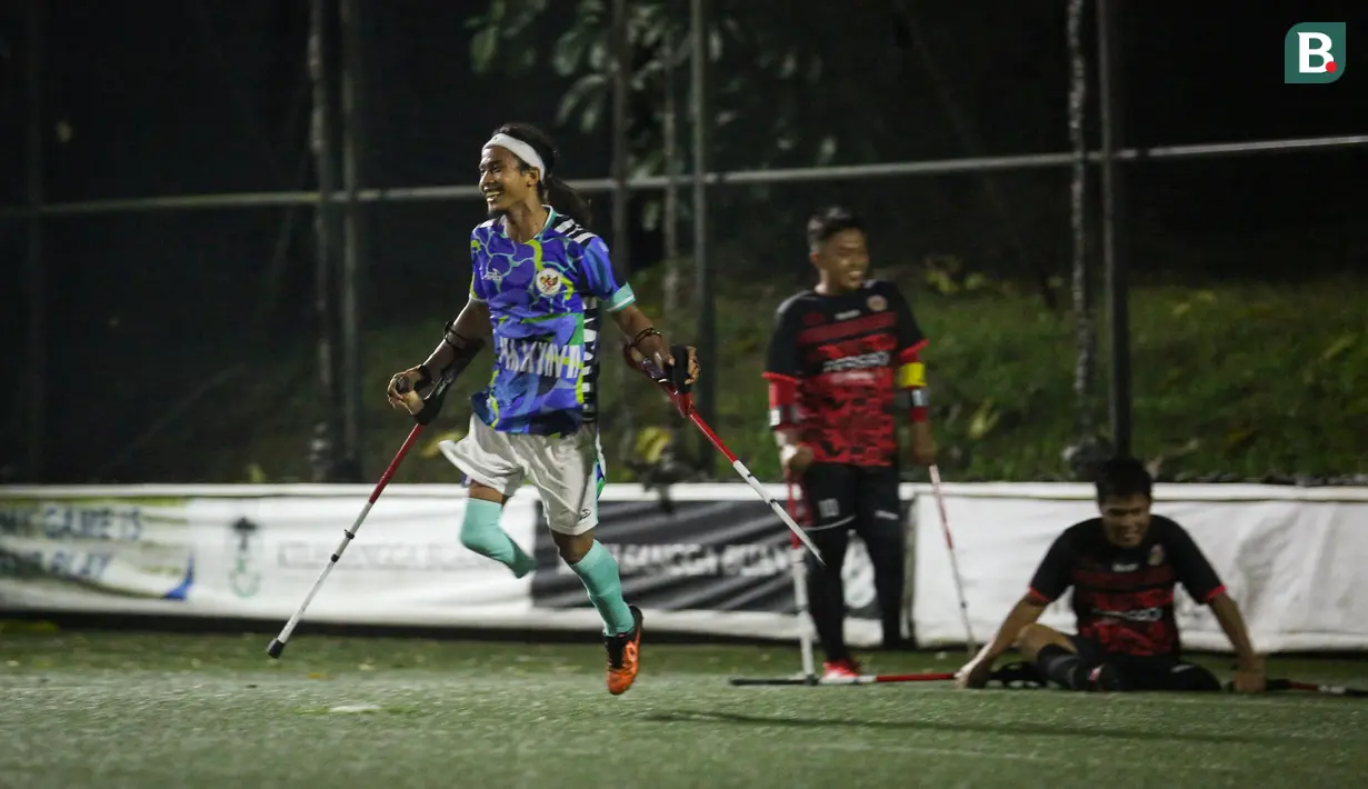 Pemain Timnas Sepak Bola Amputasi Indonesia, M. S. Bahiri melakukan selebrasi usai mencetak gol ke gawang Persaj Jakarta saat laga uji coba untuk persiapan Piala Dunia Amputasi 2022 di Serenia Hills Mini Soccer, Jakarta Selatan, Senin (08/08/2022). Garuda INAF menang dengan skor 13-0. (Bola.com/Bagaskara Lazuardi)