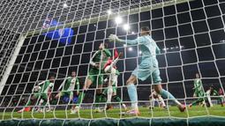 Pemain AC Milan, Santiago Gimenez mencetak gol ke gawang Feyenoord dalam laga leg 2 play off Liga Champions 2024/2025 di San Siro, Milan, Italia, Rabu (19/02/2025) dini hari WIB. (AP Photo/Luca Bruno)