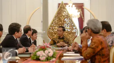 Presiden Joko Widodo (tengah) mendengarkan utusan khusus Perdana Menteri Jepang Hiroto Izumi di Istana Merdeka, Jakarta, Jumat (10/7/2015). Pertemuan membahas hubungan bilateral dan kerjasama ekonomi antara kedua negara. (Liputan6.com/Faizal Fanani)