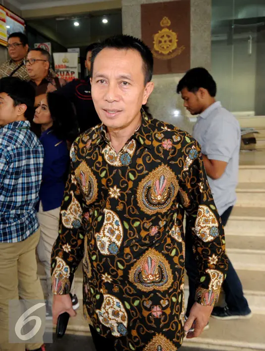 Ketua Komisi Yudisial (KY), Suparman Marzuki berjalan keluar usai diperiksa di Bareskrim Polri, Jakarta, Senin (28/9/2015). Suparman diperiksa sebagai tersangka kasus pencemaran nama baik atas laporan Hakim Sarpin. (Liputan6.com/Helmi Afandi)