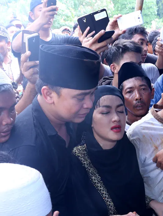 Napas Jupe mulai tersengal karena sesak dalam duka (Foto: Galih W Satria)
