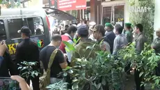 Pelaku aksi teror bom panci di kelurahan Arjuna Kota Bandung tewas dilumpuhkan polisi. Pelaku telah dievakuasi dan tengah menjalani proses identifikasi.