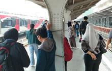 Cerita Penumpang Terdampak Gangguan KRL di Jakarta Kota: Menunggu Nyaris 1 Jam, Telat Ngantor