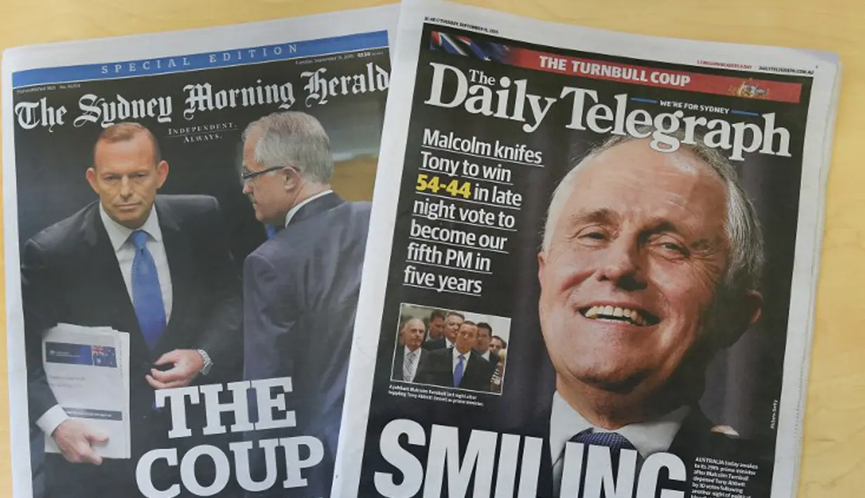 Koran pagi di Sydney menampilkan headlines Perdana Menteri baru Malcolm Turnbull, Australia, Selasa (15/9/2015). Turnbull berhasil mengalahkan Tony Abbott dalam pemungutan suara kepemimpinan Liberal di Gedung Parlemen di Canberra. (AFP PHOTO/William West)