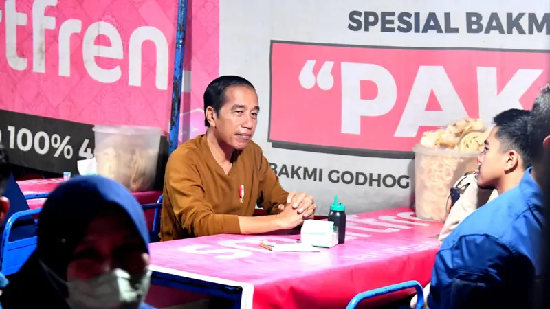 Presiden Joko Widodo (Jokowi) menikmati hari liburnya pada 1 Juni 2023 dengan berkuliner bakmi legendaris "Pak Pele" di Alun-alun Utara Yogyakarta.