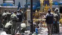 Petugas keamanan memeriksa lokasi meledaknya bom di kuil Erawan, Bangkok, Thailand, (18/8/2015). Ledakan bom tersebut menewaskan 22 orang termasuk delapan warga asing. REUTERS / Athit Perawongmetha