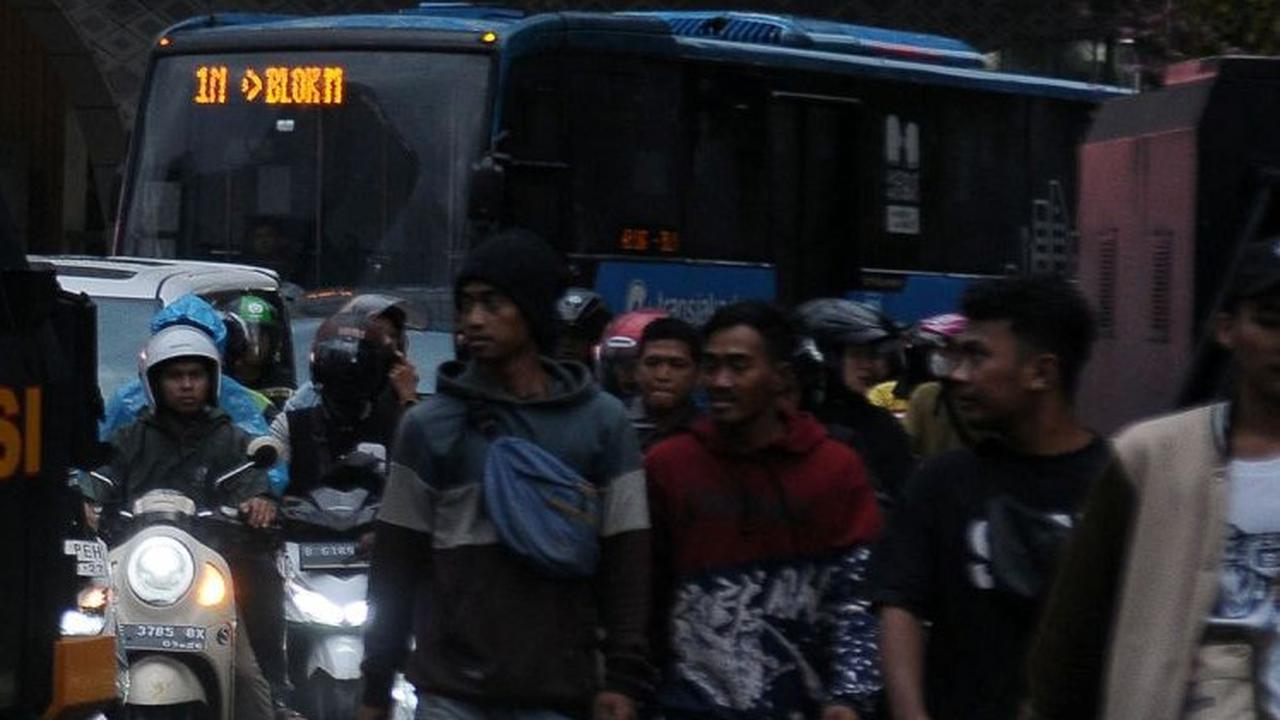 Meskipun ibu kota sedang diguyur hujan, antusiasme masyarakat bisa dilihat dari kedatangan mereka yang mulai meramaikan kawasan Bundaran HI.