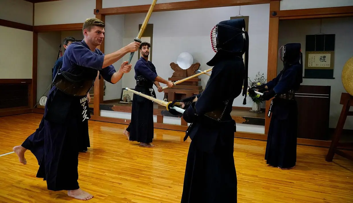 Pebalap Red Bull Racing, Max Verstappen (kiri) dan Daniel Ricciardo beraksi saat latihan Kendo di Konnou Dojo, Shibuya, Jepang (4/10/2017). Daniel dan Max saat ini berapa pada peringkat 4 dan 6 klasemen. (Bola.com/dok.redbullracing.com)