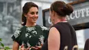 Kate Middleton berbincang dengan pengunjung di Chelsea Flower Show di London, Senin (22/5). Chelsea Flower Dhow, digelar untuk umum di halaman Royal Hospital Chelsea. (AP Photo/Ben Stansall/Pool)