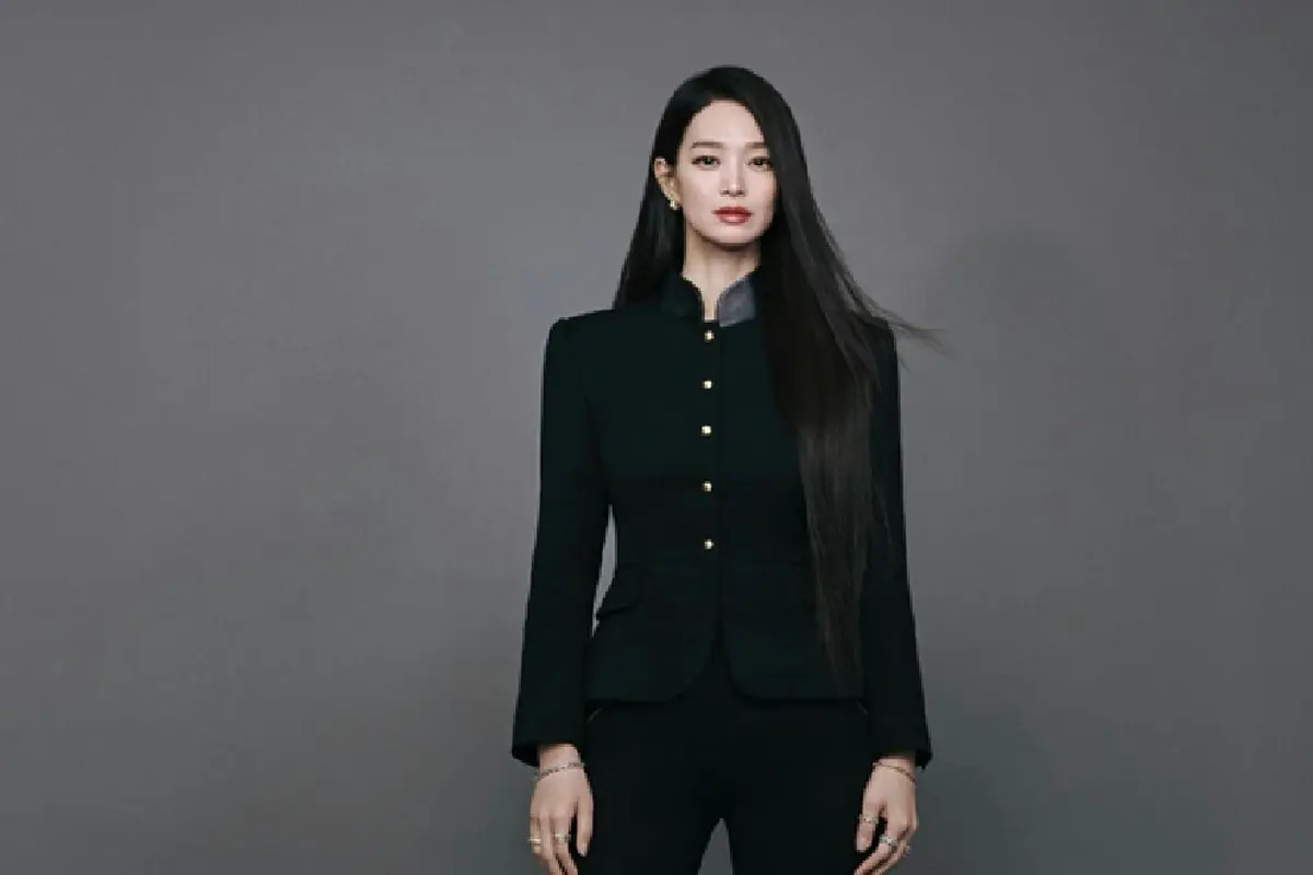 Shin Min Ah Resmi Jadi Duta Louis Vuitton, Bergaya dengan Sepatu Bot Rp42 Juta