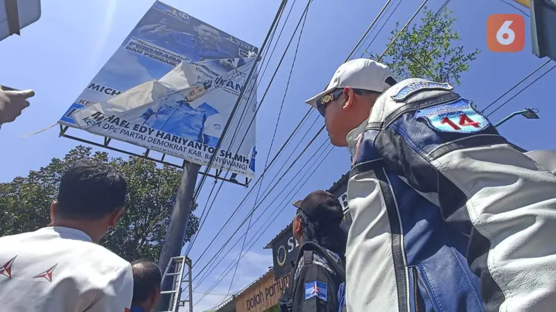 Ketua DPC Partai Demokrat Banyuwangi Michael Edy Hariyanto  memimpin langsung penurunan baliho bergambar Anies Baswedan di sejumlah titik di Banyuwangi (Hermawan Arifianto/Liputan6.com)