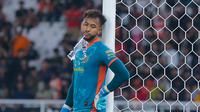 Kiper Bhayangkara FC, Aqil Savik, tampak lesu setelah ditaklukkan Persija Jakarta pada laga BRI Super League di Stadion Gelora Bung Karno, Jakarta, Senin (29/12/2025). (Bola.com/M Iqbal Ichsan)
