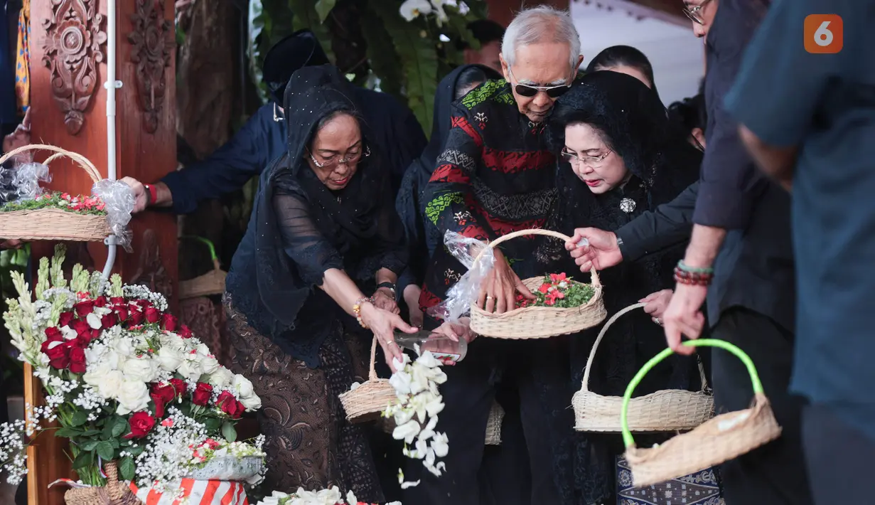 Sukmawati dan Guntur menaburkan bunga di pusara setelah pemakaman Guruh Soekarnoputra di TPU Karet Bivak, Jakarta Pusat, Sabtu (26/9/2026). Sejumlah keluarga, kader PDI Perjuangan, dan tokoh nasional turut hadir mengantarkan Guruh ke peristirahatan terakhir. (KLY/Budy Santoso)