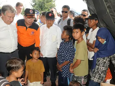 Wakil Presiden Jusuf Kalla, Kepala BNPB Willem Rampangilei (tengah) dan Sekretaris Jenderal PBB Antonio Guterres (kiri) menemui korban gempa dan tsunami Palu di Sulawesi Tengah, Jumat (12/10). (Liputan6.com/HO/Tim Media Wapres)
