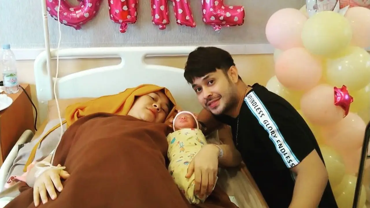 Dikaruniai Anak Pertama, Ini 6 Potret Kebahagiaan Keluarga Kecil Meidian Maladi