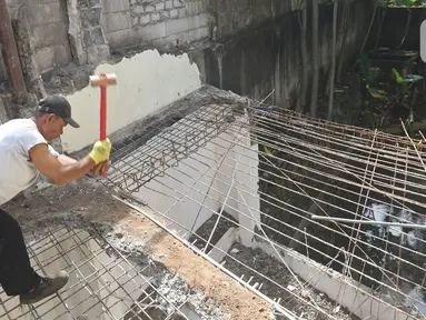Pekerja membongkar bangunan yang berdiri di atas saluran air di Kemang Utara, Jakarta Selatan, Sabtu (27/11/2021). Sejumlah bangunan yang berdiri di atas saluran air dan diduga menjadi penyebab banjir di Jalan Kemang Utara, akhirnya dibongkar sejak Kamis (25/11) lalu. (Liputan6.com/Herman Zakharia)