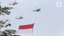 Tiga helikopter TNI AU mengibarkan bendera merah putih saat Upacara Peringatan Detik-Detik Proklamasi di kawasan Monas, Jakarta, Selasa (17/8/2021). Sebanyak enam helikopter TNI AU mengibarkan bendera merah putih berukuran 20 x 30 meter dalam rangka HUT ke-76 RI. (Liputan6.com/Herman Zakharia)