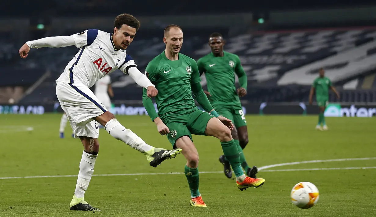 Gelandang Tottenham, Dele Alli, melepaskan tendangan saat menghadapi Ludogorets pada laga lanjutan Grup J Liga Europa di Tottenham Hotspur Stadium, Jumat (27/11/2020) dini hari WIB. Tottenham menang 4-0 atas Ludogorets. (AFP/Ian Kington/pool)