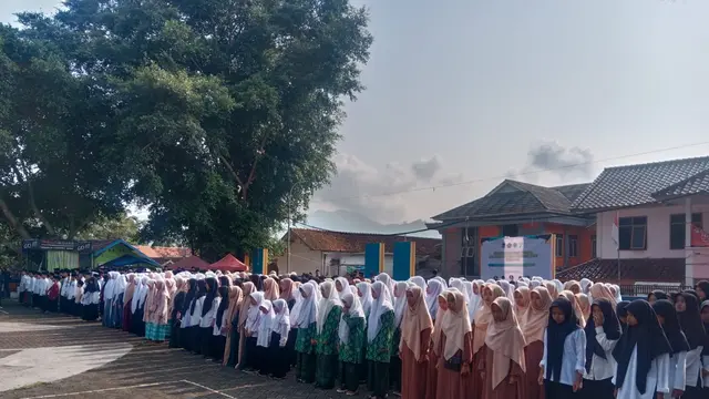 Pasangan Abdusy Syakur Amin – Luthifianisa Putri Karlina (SANTRI), menggelar istigosah kubro nonstop 22 jam oleh 2.200 santri di 22 pesantren di Hari Santri Nasional (HSN) 2024 di Garut. (Liputan6.com/Jayadi Supriadin)