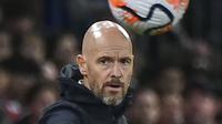 Pelatih kepala Manchester United, Erik ten Hag memberikan arahan saat laga pekan pertama Liga Inggris 2023/2024 melawan Wolverhampton di Old Trafford, Manchester, Selasa (15/08/2023) WIB. (AP Photo/Rui Vieira)