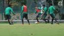 Pemain Timnas Indonesia U-23, Egy Maulana Vikri (tengah) berebut bola saat latihan di Lapangan A Senayan, Jakarta, Sabtu (17/3). Latihan ini persiapan uji tanding melawan Singapura pada 21 Maret mendatang. (Liputan6.com/Helmi Fithriansyah)