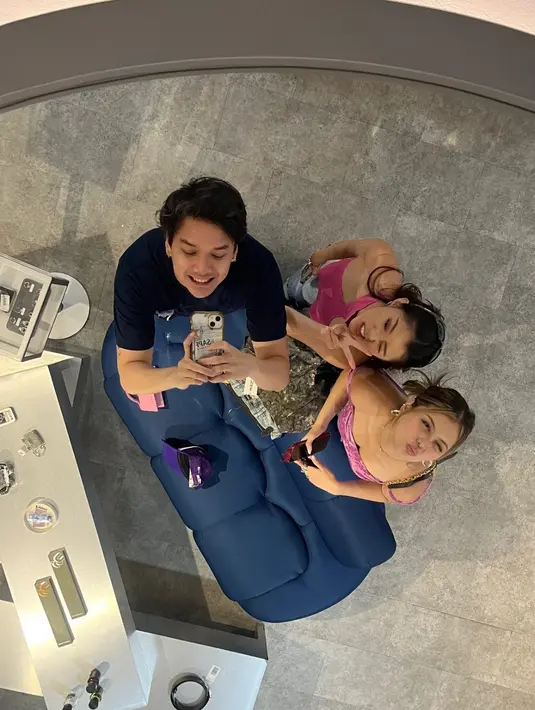 Interaksi ketiganya dalam photobox ini juga menunjukkan hubungan pertemanan yang erat. Violetta, yang baru terjun ke dunia akting, tampak nyaman di antara dua rekannya yang lebih dulu berpengalaman. Momen kebersamaan ini seolah menjadi bukti bahwa mereka sudah seperti sahabat di luar layar. (Liputan6.com/IG/@gabriellaekaputri)