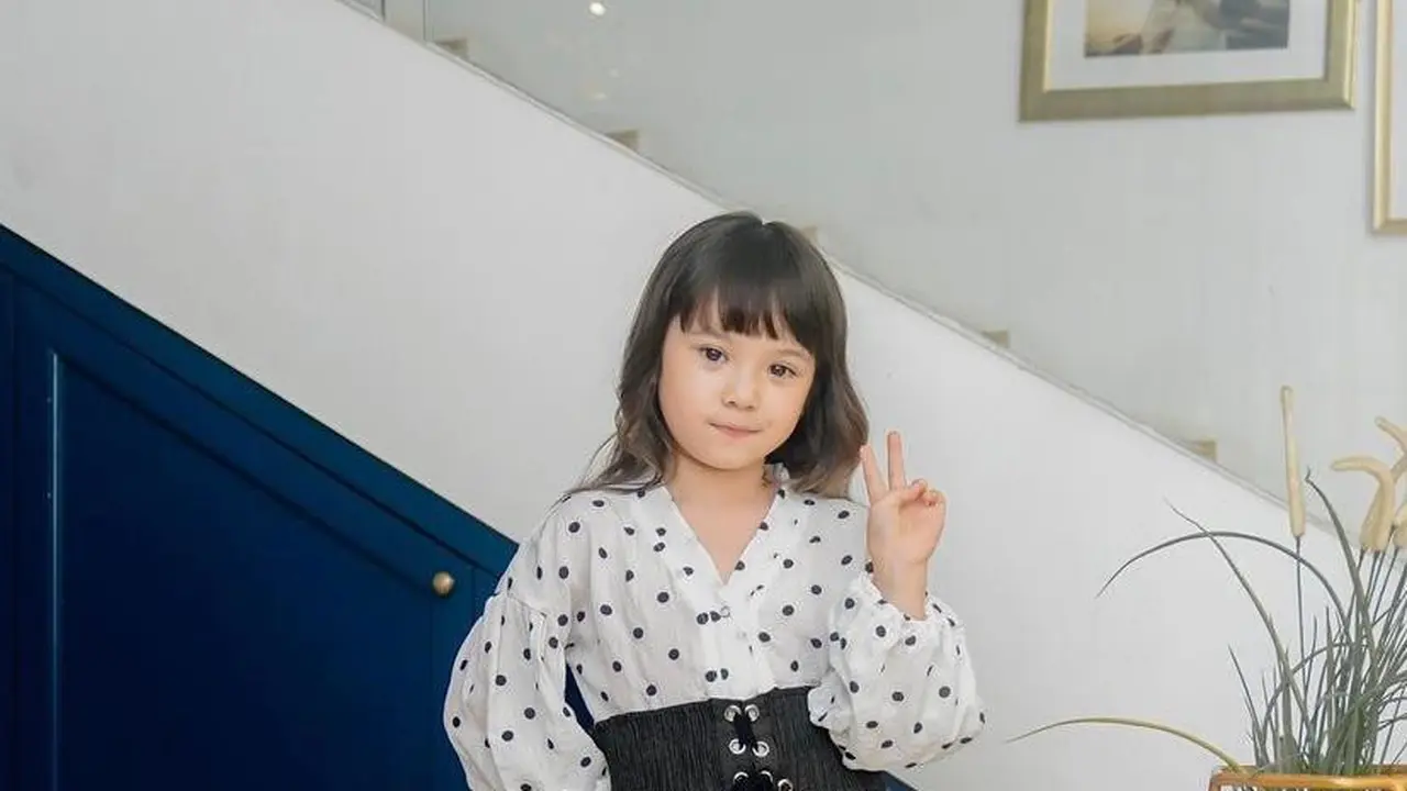 14 Inspirasi Model Busana Anak Perempuan Artis Indonesia, Imut dan Stylish