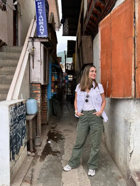 Luna Maya pilih item simple dengan celana kargo dan t-shirt saat liburan di Bhutan. Vest putih yang dikenakan jadi sentuhan khas turis [@lunamaya]