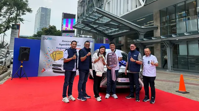 BRI Serahkan Mobil dan Logam Mulia kepada Pemenang Program Super AgenBRILink