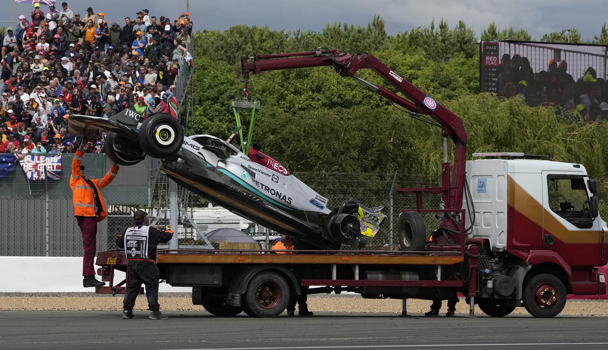 Setelah memastikan Zhou Guanyu dalam keadaan baik-baik saja, George Russell bergegas menuju mobilnya untuk melakukan restart. Akibat mobil tak bisa menyala lagi, ia pun harus rela mobilnya diangkut dengan truk menuju pit dan dipastikan tidak dapat melanjutkan lomba. (AP/Pool/Matt Dunham)