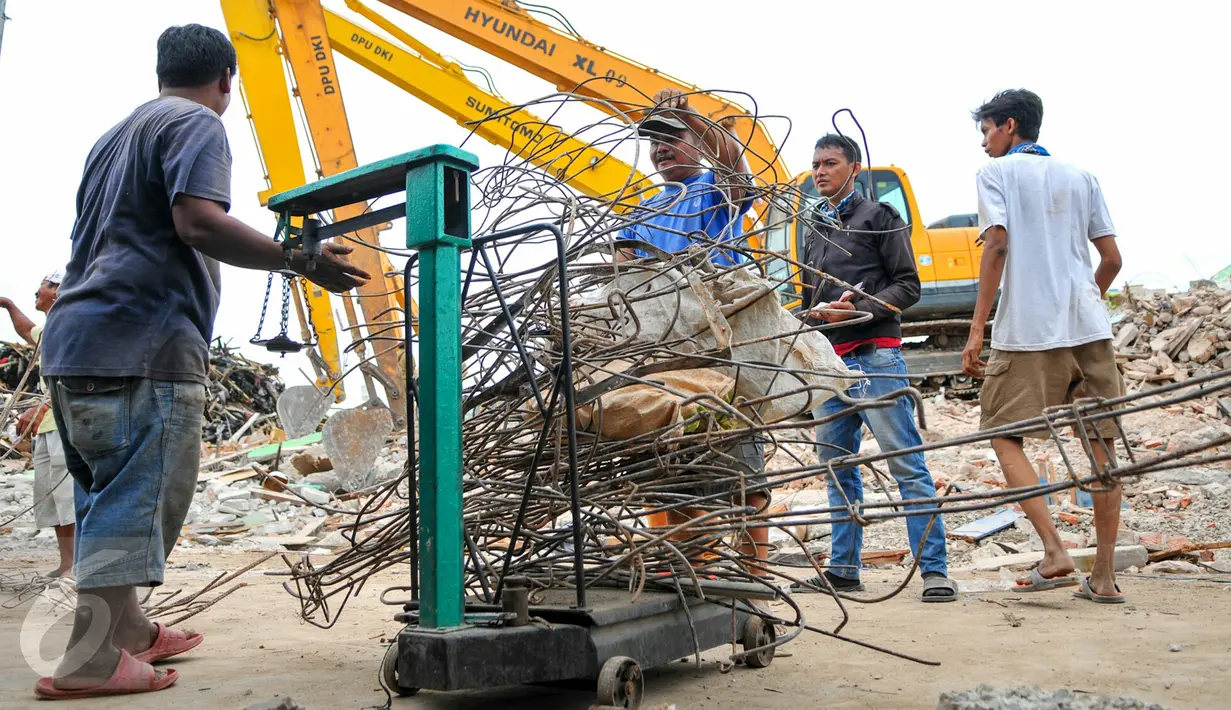 Warga menimbang besi yang dikumpulkan dari reruntuhan bangunan yang dirobohkan di kawasan Pasar Ikan, Penjaringan, Jakarta, Selasa (12/4). Selain warga, sejumlah pemulung besi berhambur untuk menjarah besi dari bekas bangunan (Liputan6.com/Yoppy Renato)