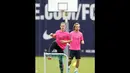 Pemain yang baru bergabung dengan tim asal Catalan, Ivan Rakitic (kanan), berlatih bersama penjaga gawang Marc-Andre ter Stegen, di Joan Gamper training camp, (25/7/2014). (REUTERS/Albert Gea)