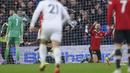 Berselang satu menit, Leeds mampu menyamakan skor 2-2. Gol penyeimbang dicetak Raphinha yang baru dimasukkan di awal babak kedua. Sepakannya usai menerima umpan Daniel James lagi-lagi tak mampu dibendung David De Gea. (AP/Jon Super)