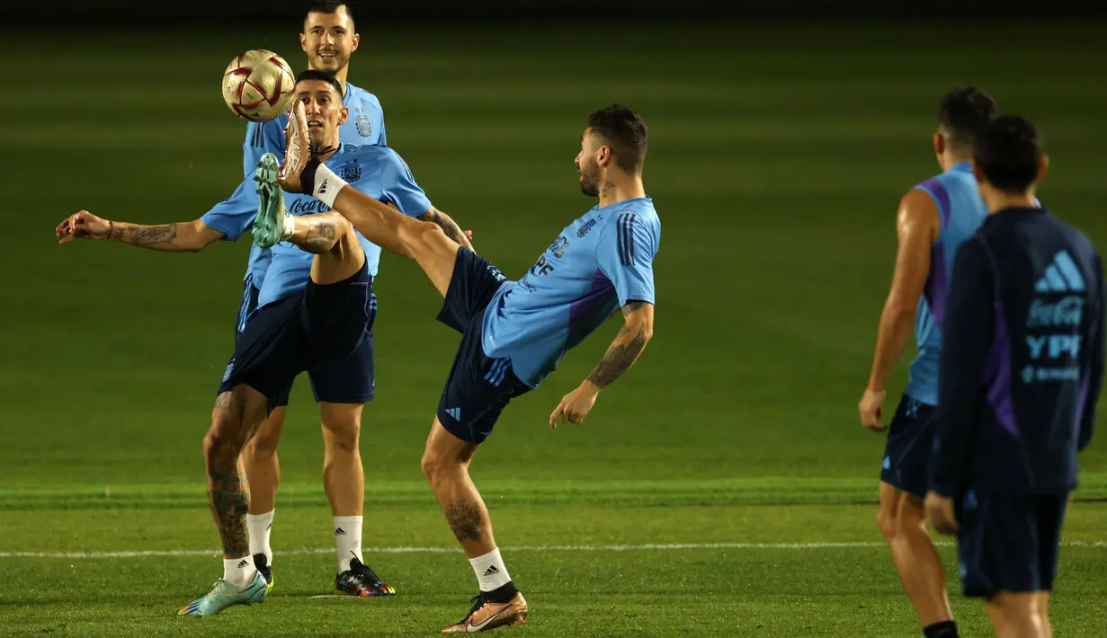 Para pemain Argentina mengikuti sesi latihan timnas jelang partai Final Piala Dunia 2022 melawan Prancis di Doha, Qatar, Kamis (15/12/2022). Baik Argentina maupun Prancis sama-sama membidik gelar ketiga di Piala Dunia.(Paul ELLIS / AFP)