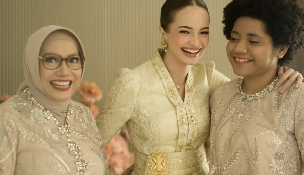 Di hari bahagianya, Enzy memilih kebaya melayu bernuansa broken white. Kehadiran detail payet emas menambah keistimewaan kebaya.  [Foto: Instagram/ Enzy Storia]