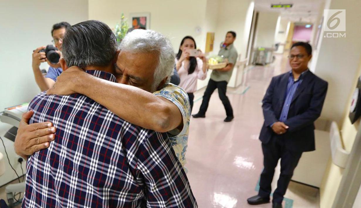 Mantan PM Timor Leste Xanana Gusmao memeluk Presiden RI ke-6 Susilo Bambang Yudhoyono (SBY) di National University Hospital, Singapura, Minggu (24/2). Xanana menjenguk istri SBY, Ani Yudhoyono yang sedang sakit. (Liputan6.com/HO/Anung Anandito)