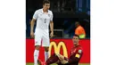 Pemain depan Portugal, Cristiano Ronaldo (kanan) berteriak usai dilanggar pemain belakang AS, Matt Besler, saat berlaga di penyisihan Piala Dunia 2014 Grup G di Stadion Amazonia, Manaus, Brasil, (23/6/2014). (REUTERS/Jorge Silva)