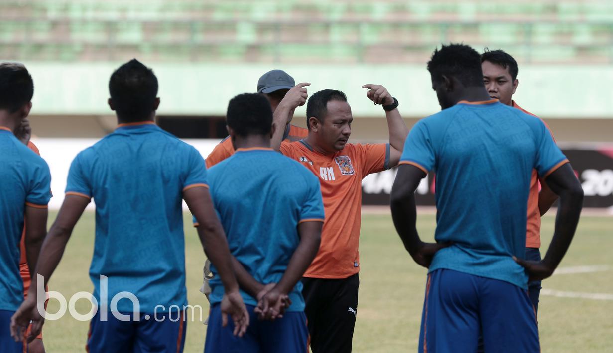 Pelatih Borneo FC, Ricky Nelson memberikan instruksi kepada timnya sebelum pemanasan pada sesi uji coba lapangan pada laga delapan besar Piala Presiden 2017 di Stadion Manahan, Solo, Jumat (24/2/2017). (Bola.com/Nicklas Hanoatubun)