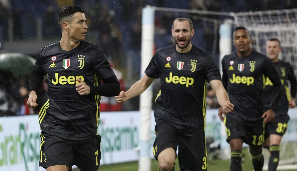 Para pemain Juventus merayakan gol yang dicetak oleh Cristiano Ronaldo pada laga Serie A di Stadion Olympic, Minggu (27/1). Juventus menang 2-1 atas Lazio. (AP/Gregorio Borgia)