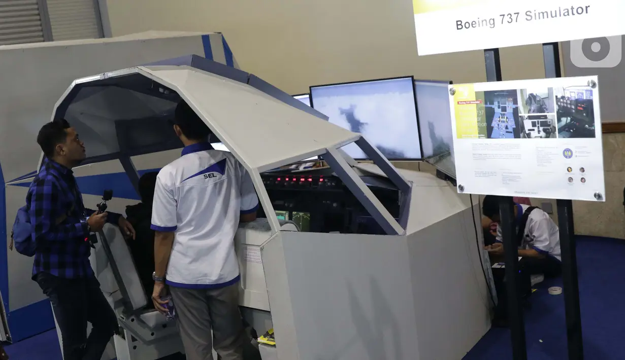 Pengunjung melihat-lihat simulator pesawat Boeing 737 yang dipamerkan pada Startup Teknologi dan Inovasi Industri Anak Negeri 2019 di Hall B Jakarta, Minggu (6/10/2019). Ajang ini memamerkan inovasi teknologi yang dikembangkan dari berbagai bidang. (Liputan6.com/Helmi Fithriansyah)