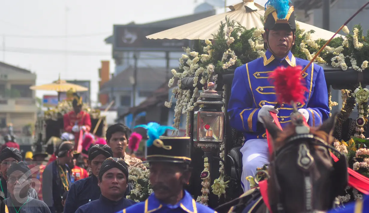 Kirab Jumenengan KGPAA Paku Alam X yang  dihiasi janur kuning melintasi Jalan Sultan Agung di Yogyakarta, Kamis (7/1). Rute kirab sekitar 4 kilometer dan ada enam kuda menarik kereta kencana  Kiai Manik Kumolo yang  dinaiki KGPAA Paku Alam X. (Gholib)