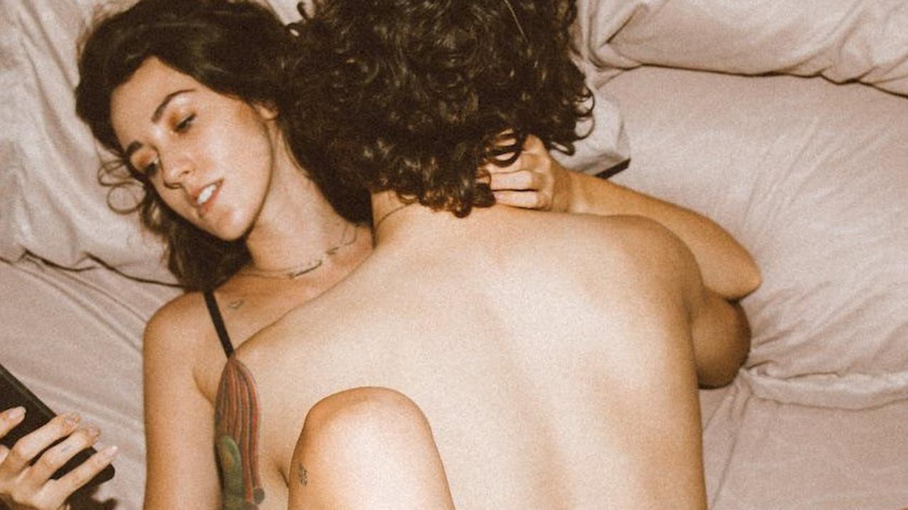 8. Beranggapan Orgasme Bisa Dicapai dengan Hanya Satu Cara<br>Sebagian wanita tidak mencapai orgasme melalui penetrasi saja. Pria perlu mencari variasi teknik dan posisi untuk memastikan pasangan merasakan kepuasan.<br>