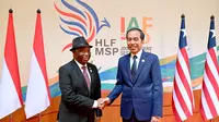 Presiden Joko Widodo (Jokowi) melangsungkan pertemuan bilateral dengan Presiden Liberia Joseph Nyuma Boakai. Pertemuan berlangsung di Ruang Casablanca, Hotel Mulia Nusa Dua Bali, Senin (2/9/2024). (Biro Pers, Media, dan Informasi Sekretariat Presiden)