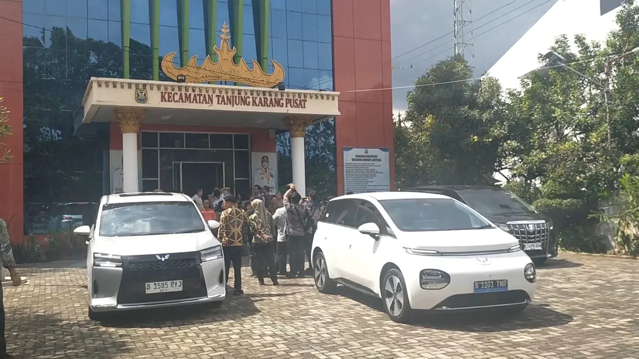 Wamendagri Akhmad Wiyagus naik mobil listrik saat sidak pelaksanaan WFH di Lampung. (Liputan6.com/Ardi Munthe)