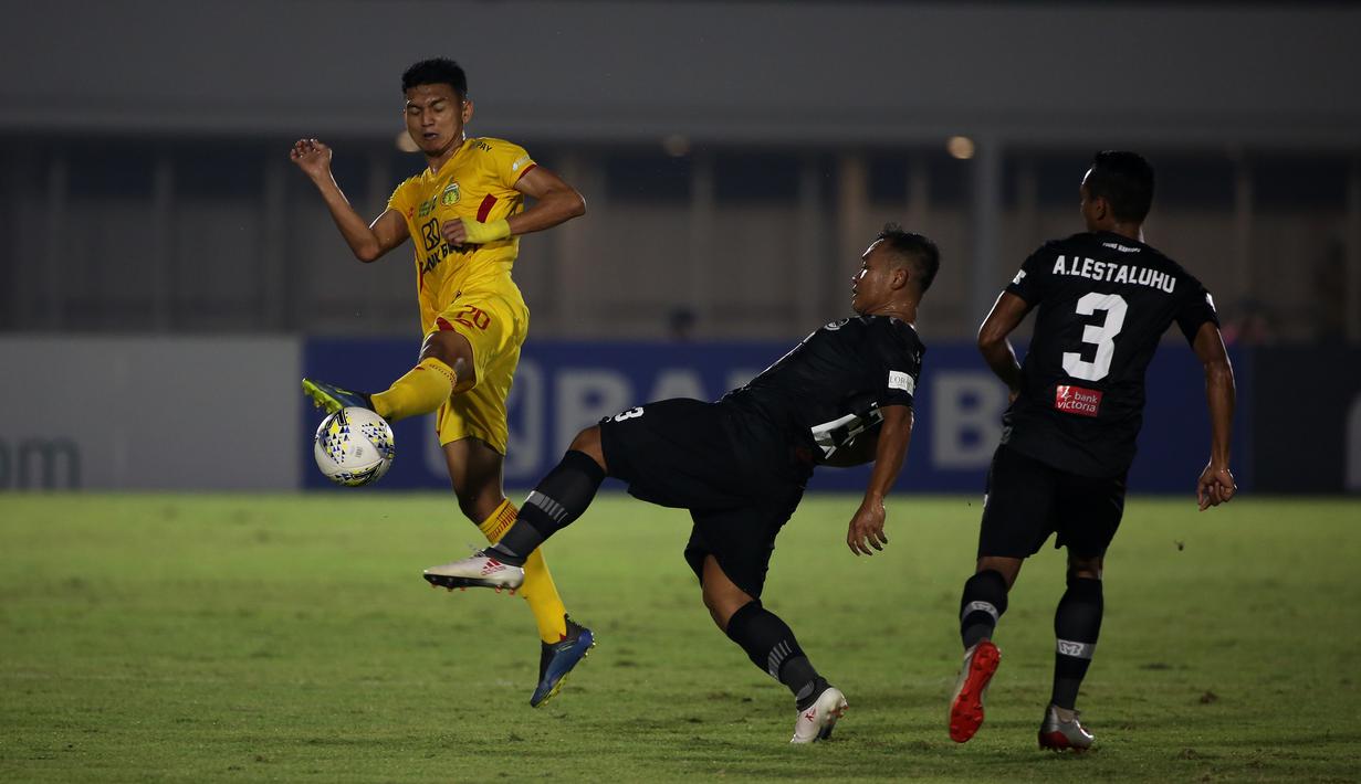 Pemain Bhayangkara FC, Dendi Sulistyawan, berebut bola dengan pemain Tira Persikabo pada laga Liga 1 2019 di Stadion Madya, Senayan, Jakarta, Kamis (4/7/2019). (Bola.com/Yoppy Renato)