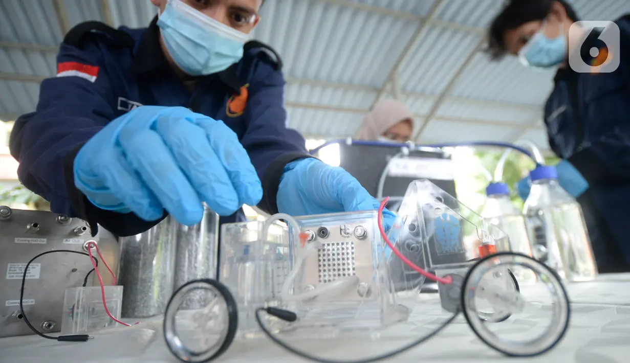 Peneliti dari LIPI menunjukkan cara kerja mobil hidrogen atau fuel cell di Puspitek Serpong, Tangerang Selatan, Senin (14/12/2020). Dalam penelitiannya LIPI memamerkan cara kerja mobil bertenaga hidrogen yang dapat diubah menjadi energi listrik yang dapat menggerakkan motor (merdeka.com/Dwi Narwoko)